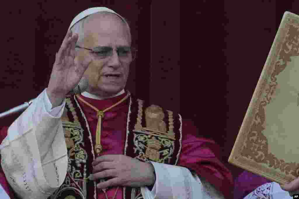 Новаабраны папа Леў XIV, кардынал Робэрт Прэво з ЗША, зьвяртаецца з пасланьнем «Urbi et Orbi» (гораду і сьвету) з гаўбца базылікі Сьвятога Пятра ў Ватыкане, 8 траўня 2025 году