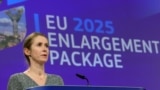 Віцэ-прэзыдэнтка Эўрапейскай камісіі Кая Калас прэзэнтуе штогадовы пакет дакумэнтаў аб пашырэньні Эўрапейскага Зьвязу ў Брусэлі 4 лістапада 2025 году. Сёлетні даклад меў выразнае геапалітычнае адценьне
