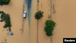 د نومبر پر ۲۷مه له بې پیلوټه الوتکې په اخیستل شوي دې انځور کې ښکاري چې په تایلینډ کې خلک له سېلابه د ځان ژغورلو لپاره خوندي ځایونو ته روان دي. 