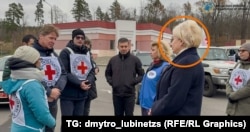 Один з обмінів полоненими між Росією та Україною, в якому взяла участь депутатка Палати представників Ірина Костевич. У блакитній жилетці – Тетяна Москалькова. У чорній куртці з нашивкою у вигляді українського прапора – Дмитро Лубінець. 8 листопада 2024 року