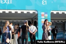 Далеко не все носят маски в фан-зоне