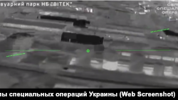 Скріншот із відео ССО України, на якому дрон атакує паливні об’єкти в Криму