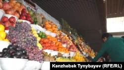 «Көк базардағы» жеміс-жидек пен көкөніс саудасы. Алматы, 28 қараша 2010 жыл.