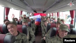 Российские военнослужащие после очередного обмена пленными