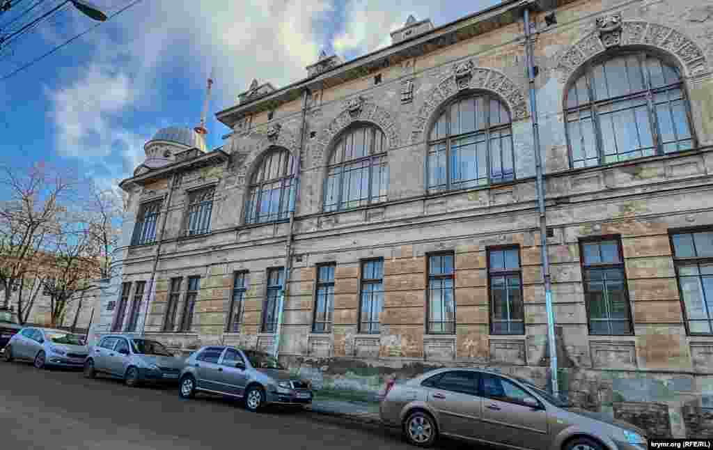 1938 senesine qadar anda Talmud Tora çalışqan edi &ndash; yeudiy cemaat oquv yurtu. Natsistler Qırımnı işğal etkende bina azbarında yeudiy, qırımçaq, romlarnı toplap, idamğa alıp ketken ediler. 2009 senesi binada hatıra tahtası tiklendi