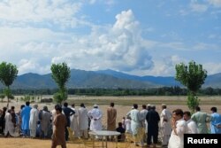 د سوات سیند پر غاړه خلک ولاړ دي - انځور جون ۲۷ کال ۲۰۲۵ز