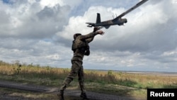 Військовослужбовець 59-ї ОШБр СБС ЗСУ імені Якова Гандзюка запускає розвідувальний дрон поблизу Покровську, 6 жовтня 2025 року