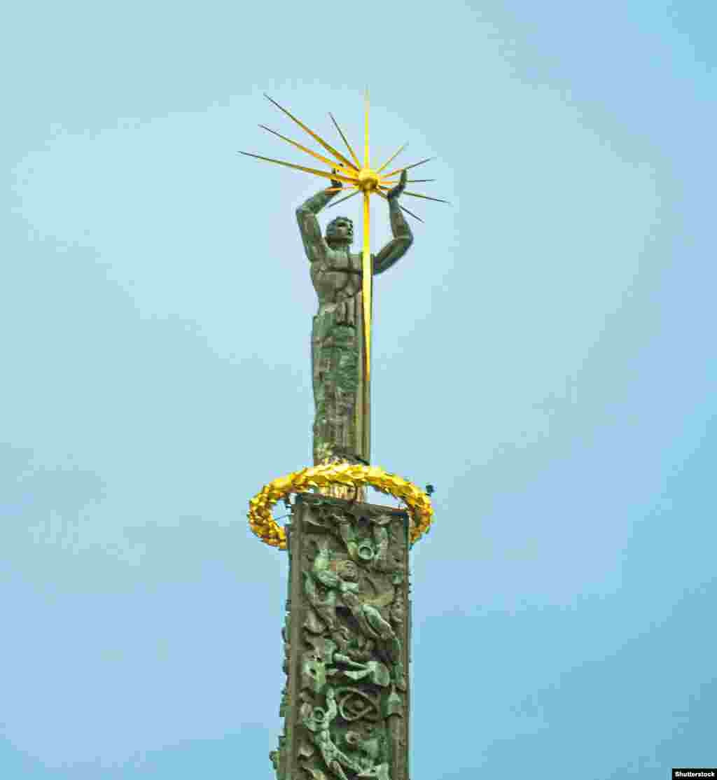 Стела «Человек и солнце» у тбилисского аэропорта (1980).