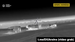 Уничтожение в аннексированном Крыму радиолокационной станции 92Н2Е в ночь с 1 на 2 ноября 2025 года. Скриншот кадра видео ГУР