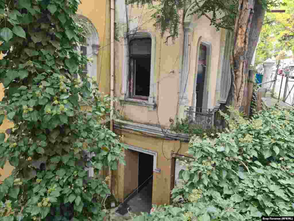 Багато старовинних будівель мають напівзанедбаний вигляд