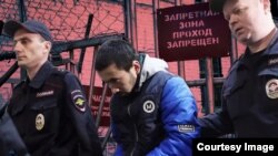 Мухамадюсуп Эрматов сот залына бараткан сүрөт. (Архив).