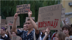 Українці протестують четвертий день: що кажуть учасники акції у центрі Києва (відео)