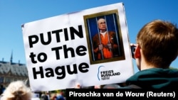 Протестующие у здания Международного суда ООН потребовали ареста российского лидера Владимира Путина. Гаага, Нидерланды, 7 мая 2024 года