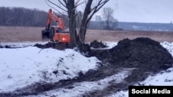 Экскаватор на берегу Казанки в охранной зоне "Русско-Немецкой Швейцарии", 5 января 2025 года. 