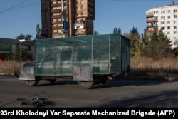 Пикап, накрытый сеткой, в прифронтовом городе Константиновка, 22 сентября