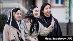 Девушки на улице Грозного. Иллюстративная фотография