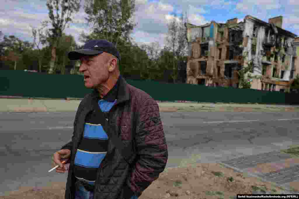 Місцевий житель Геннадій стоїть біля зруйнованої багатоповерхівки: «Які вони нам браття? Нехай будуть прокляті». Він закурює: у цьому будинку загинули його друзі