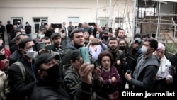 Группа блогеров и женщин ворвалась во двор частного дома, где должно было пройти собрание оппозиционной партии «Хакикат ва Тараккиёт». Ташкент, 12 марта 2021 года. 