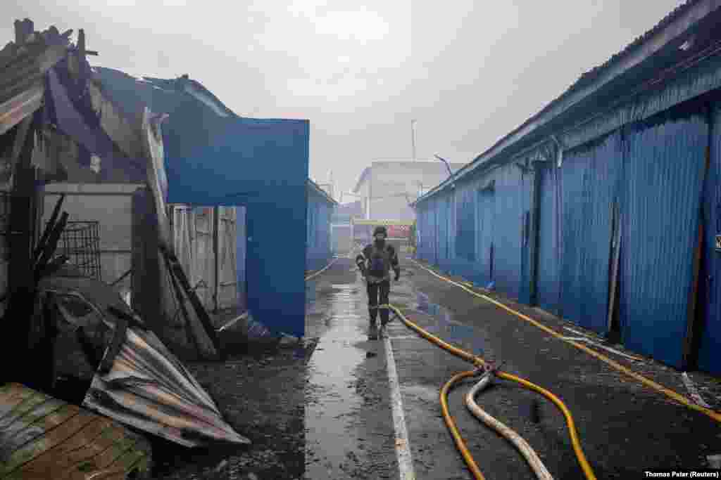 Пожежник на території складу, який був уражений під час масованої російської атаки