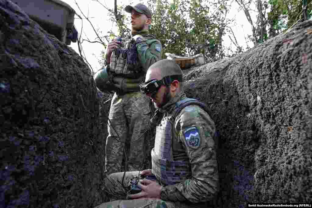 Пілоти FPV-дронів під Соледаром на Донеччині у вересні 2023 року. Щоденно за допомогою цих «пташок» ЗСУ знешкоджують російську техніку та запобігають просуванню військ противника