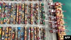 Vapor la încărcat într-un terminal de containere din portul Qingdao din provincia estică Shandong.