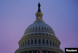 Сонце сідає за куполом на завершенні дня, коли президент США Трамп зустрівся із лідерами Конгресу від обох партій для пошуку останньої можливості уникнути шатдауну. Вашингтон, 29 вересня 2025 року