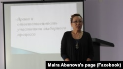 "ДОМ" қоғамдық ұйымының басшысы Майра Әбенова сайлау кезіндегі құқықтар мен міндеттер жайлы баяндап тұр, 2016 жыл.