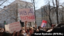 Ички иштер министринин отставкасын талап кылган Бишкектеги акциядан бир көрүнүш