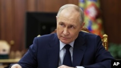 Путін відхилив пропозицію про повне припинення вогню 21 квітня, стверджуючи, що Україна намагається «перехопити ініціативу й говорити про розширення» перемир’я, і зазначаючи, що Росії потрібно буде «уважно все оцінити»