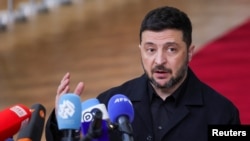 За словами Зеленського, який прибув до Брюсселя ввечері 8 грудня, він поінформував лідерів про «ситуацію на дипломатичному треку»