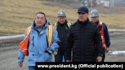 Тенгиз Болтурук и Садыр Жапаров на месторождении Кумтор. 15 июня 2021 года. 