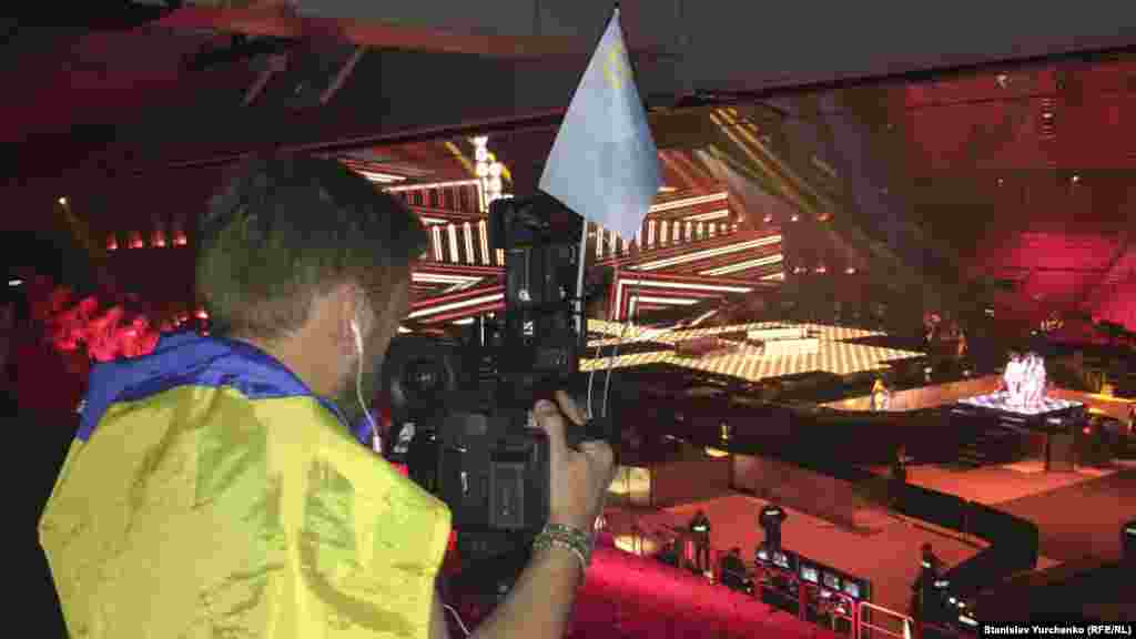 2016 senesi mayıs ayı. Stokgolmdeki «Eurovision» yır yarışında Ukrayınanı Jamala temsil etti. Qoranta ve qırımtatar halqınıñ facialı tarihını o, «1944» yırında tarif etti. Bu yır oña ğalebe ketirdi.Ancaq «Eurovision» reberligi qırımtatar bayrağını devlet bayrağı degil dep, yarış finalına ketirmege izin bermedi. Böylece qırımtatar bayrağı Rusiye qoltutqan «DNR» ve tanılmağan Pridnestrovye bayrağınen bir cedvelge kirsetildi 