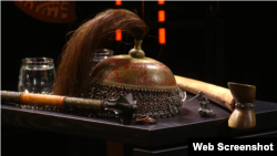 Праворуч – невелика статуетка кримськотатарського воїна, озброєного рушницею «яничарка»