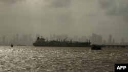 На цьому знімку, зробленому 5 серпня 2023 року, російський нафтовий танкер пливе в Аравійському морі біля узбережжя Мумбаї до Індії