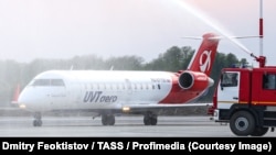 Самолет «ЮВТ Аэро» в сухумском аэропорту, 1 мая 2025 года