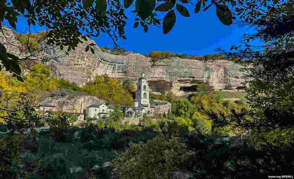 Manastırnıñ Georgiy kilsesiniñ manzarası