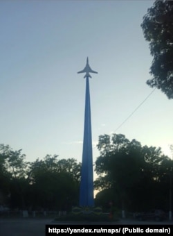 Стела «Самолет» в поселке Гвардейское в Крыму, июль 2023 года