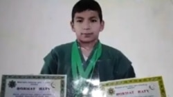 Mekdep resmisi ýaş pälwanyň ölümini onuň dişini sogurtmagy bilen ilteşdirýär