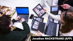 Учні відвідують шкільний урок з медіаграмотності у Гельсінкі, Фінляндія, 19 листопада 2024 року