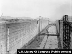 Человек на одном из строящихся шлюзов