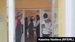 Опашка пред изборната секция в детската градина в Пазарджик