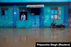 Мужчина выглядывает из своего затопленного дома после циклона "Дитва" в городе Ченнаи (Мадрасе). Индия, 1 декабря 2025 года