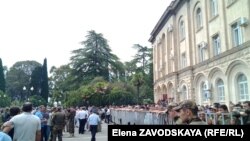 Сторонники политика Аслана Бжания на митинге перед зданием парламента