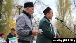 Айрат Шакиров (у микрофона) был приговорен к 40 часам обязательных работ за чтение Корана на Дне памяти в 2019 году 