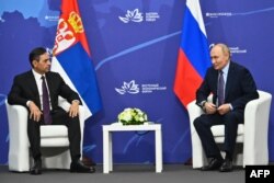 Один из ближайших соратников Вучича Александр Вулин часто и с удовольствием ездит с визитами к Владимиру Путину