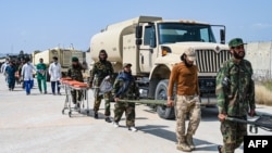 Афғон тиббиёт ходимлари ва Толибон хавфсизлик кучлари Жалолобод яқинида зилзиладан жабрланганларни эвакуация қилиш учун замбиллар кўтариб кетмоқда.