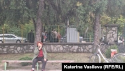 Малка група мъже прекарва целия изборен ден пред оградата. Вдясно се вижда и кметският внук Васил Велев.