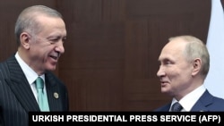 Türkiýäniň prezidenti Rejep Taýýyp Erdogan (çepde) 2022-nji ýylyň oktýabr aýynda Astanada geçirilen konferensiýanyň çäginde Russiýanyň prezidenti Wladimir Putin bilen duşuşýar.