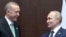 Türkiýäniň prezidenti Rejep Taýýyp Erdogan (çepde) 2022-nji ýylyň oktýabr aýynda Astanada geçirilen konferensiýanyň çäginde Russiýanyň prezidenti Wladimir Putin bilen duşuşýar.