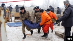 Каза болгондордун сөөгүн көтөрүп бараткан куткаруучулар. 16-январь, 2017-жыл.